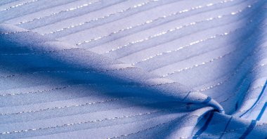 Doku tasarımı, gök mavisi ve beyaz çizgili mavi kumaş. Taze ve rahat bir stil için mükemmel.. 