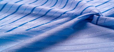 Doku tasarımı, gök mavisi ve beyaz çizgili mavi kumaş. Taze ve rahat bir stil için mükemmel.. 