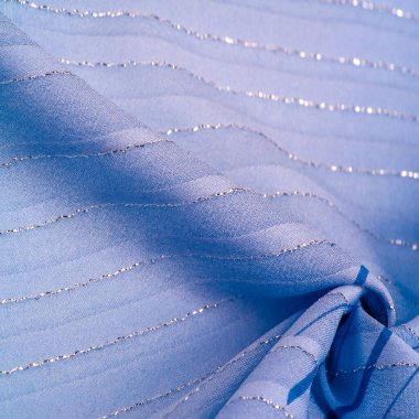 Doku tasarımı, gök mavisi ve beyaz çizgili mavi kumaş. Taze ve rahat bir stil için mükemmel.. 