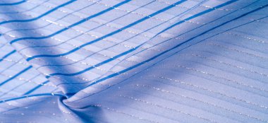 Doku tasarımı, gök mavisi ve beyaz çizgili mavi kumaş. Taze ve rahat bir stil için mükemmel.. 