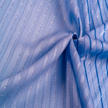 Doku tasarımı, gök mavisi ve beyaz çizgili mavi kumaş. Taze ve rahat bir stil için mükemmel.. 