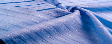 Doku tasarımı, gök mavisi ve beyaz çizgili mavi kumaş. Taze ve rahat bir stil için mükemmel.. 