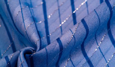 Doku tasarımı, gök mavisi ve beyaz çizgili mavi kumaş. Taze ve rahat bir stil için mükemmel.. 