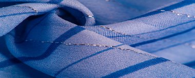 Doku tasarımı, gök mavisi ve beyaz çizgili mavi kumaş. Taze ve rahat bir stil için mükemmel.. 