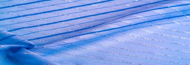 Doku tasarımı, gök mavisi ve beyaz çizgili mavi kumaş. Taze ve rahat bir stil için mükemmel.. 