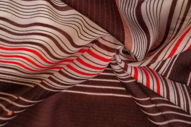 Doku, desen, koleksiyon, ipek kumaş, beyaz ve kırmızı çizgilerden oluşan çizgili kahverengi arkaplan, İspanyol teması,