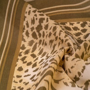 Dokusal arkaplan koleksiyonu, ipek kumaş, Afrika teması, hayvan derisi, kahverengi tonlar.