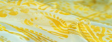Doku, desen, koleksiyon, ipek kumaş, kadın eşarbı, bej arka planda altın pastel, basılmış altın desenli fotoğraf.