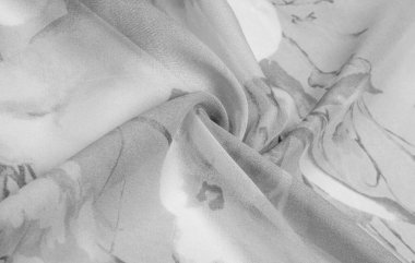 Doku, arka plan, gri çiçekli beyaz ipek süs. Kumaşın bir Jacquard dokuması var. Bu kumaş sayesinde yumuşak bir şekilde parıldayan saten bölümler elde etti.