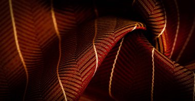 Kumaşın arkaplan dokusu, yakut kırmızısı rengi ince, güçlü, yumuşak, parlak lif kozaların üretiminde ipek böcekleri tarafından elde edilir ve iplik ve kumaş üretimi için birleştirilir..