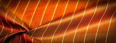 Kumaşın arkaplan dokusu, yakut kırmızısı rengi ince, güçlü, yumuşak, parlak lif kozaların üretiminde ipek böcekleri tarafından elde edilir ve iplik ve kumaş üretimi için birleştirilir..