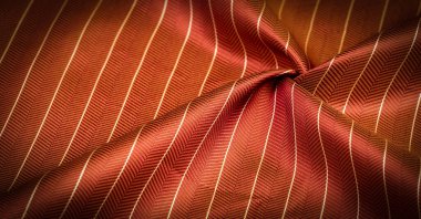 Kumaşın arkaplan dokusu, yakut kırmızısı rengi ince, güçlü, yumuşak, parlak lif kozaların üretiminde ipek böcekleri tarafından elde edilir ve iplik ve kumaş üretimi için birleştirilir..