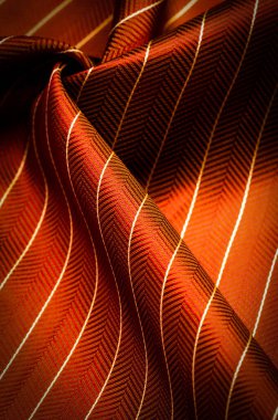 Kumaşın arkaplan dokusu, yakut kırmızısı rengi ince, güçlü, yumuşak, parlak lif kozaların üretiminde ipek böcekleri tarafından elde edilir ve iplik ve kumaş üretimi için birleştirilir..