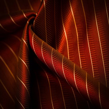 Kumaşın arkaplan dokusu, yakut kırmızısı rengi ince, güçlü, yumuşak, parlak lif kozaların üretiminde ipek böcekleri tarafından elde edilir ve iplik ve kumaş üretimi için birleştirilir..