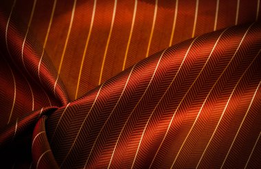 Kumaşın arkaplan dokusu, yakut kırmızısı rengi ince, güçlü, yumuşak, parlak lif kozaların üretiminde ipek böcekleri tarafından elde edilir ve iplik ve kumaş üretimi için birleştirilir..