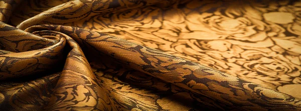 エンボスパターン 複合繊維 黄色の絹の生地 金の色 花のパターンと 異常に快適な視覚感覚 滑りやすい 涼しさ 柔らかさ 美しい外観 — ストック写真
