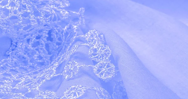 明信片 丝绸面料 女人的卡罗莱纳蓝围巾与花边包装 使用这些精美的图像来创建您的打印和数字材料 — 图库照片