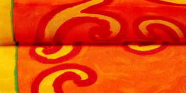 desen ipeği, kumaş kırmızısı arkaplan boyalı sarı çiçekler kumaş desenli çizimler. Parlak sarı çiçekli ve köri renkli çizgili izler avlunun her tarafına yayılmış..