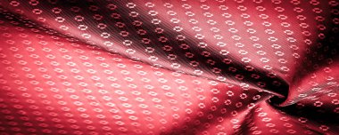 Kumaşın arkaplan dokusu, yakut kırmızısı rengi ince, güçlü, yumuşak, parlak lif kozaların üretiminde ipek böcekleri tarafından elde edilir ve iplik ve kumaş üretimi için birleştirilir..
