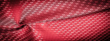 Kumaşın arkaplan dokusu, yakut kırmızısı rengi ince, güçlü, yumuşak, parlak lif kozaların üretiminde ipek böcekleri tarafından elde edilir ve iplik ve kumaş üretimi için birleştirilir..