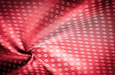 Kumaşın arkaplan dokusu, yakut kırmızısı rengi ince, güçlü, yumuşak, parlak lif kozaların üretiminde ipek böcekleri tarafından elde edilir ve iplik ve kumaş üretimi için birleştirilir..