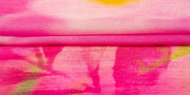 Doku, desen, koleksiyon, ipek kumaş, koyu pembe Hollywood cerise, beyaz soyut çiçekler, lüks tozlu pembe Fransız tül, bu tasarım için ihtiyacınız olan şeydir