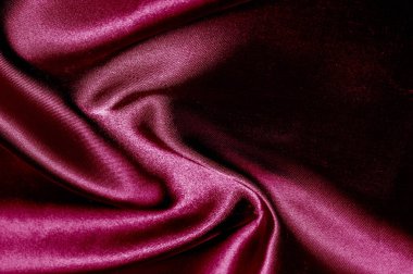 desen, kırmızı ipek kumaş panoramik fotoğraf. İpek Dük 'ün ruh hali saten. Güzel ve asil. Daha koyu bir parlaklığı var, bir tarafta olağan saten, ortalama bir ağırlığı ve daha katı bir eli var..