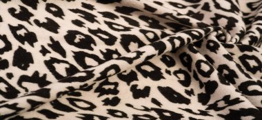 Doku, arkaplan, desen, kadın yün şalı, siyah ve bej, Afrika motifleri, yün ve modülden yapılmış, kenarları kıvrımlı bir yılan şeklinde..