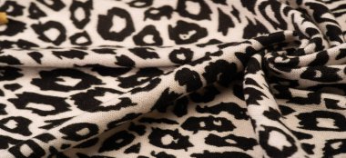 Doku, arkaplan, desen, kadın yün şalı, siyah ve bej, Afrika motifleri, yün ve modülden yapılmış, kenarları kıvrımlı bir yılan şeklinde..