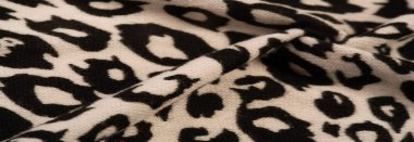 Doku, arkaplan, desen, kadın yün şalı, siyah ve bej, Afrika motifleri, yün ve modülden yapılmış, kenarları kıvrımlı bir yılan şeklinde..