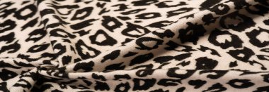 Doku, arkaplan, desen, kadın yün şalı, siyah ve bej, Afrika motifleri, yün ve modülden yapılmış, kenarları kıvrımlı bir yılan şeklinde..