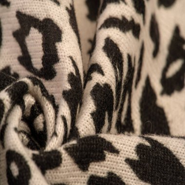 Doku, arkaplan, desen, kadın yün şalı, siyah ve bej, Afrika motifleri, yün ve modülden yapılmış, kenarları kıvrımlı bir yılan şeklinde..