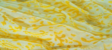 Doku, desen, koleksiyon, ipek kumaş, kadın eşarbı, bej arka planda altın pastel, basılmış altın desenli fotoğraf.