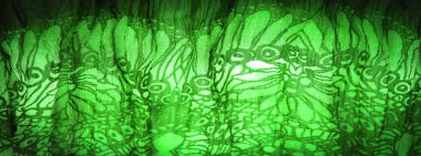 Arkaplan dokusu, dekoratif süs, koyu lacivert ipek kumaş, çiçek deseni, kıvrım, resif, dalgalı, dalgalı, dalgalı, küçük dalga veya kumaşın yüzeyinde bir dizi dalga,