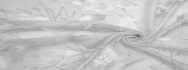 Doku, arka plan, gri çiçekli beyaz ipek süs. Kumaşın bir Jacquard dokuması var. Bu kumaş sayesinde yumuşak bir şekilde parıldayan saten bölümler elde etti.