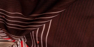 Doku, desen, koleksiyon, ipek kumaş, beyaz ve kırmızı çizgilerden oluşan çizgili kahverengi arkaplan, İspanyol teması,