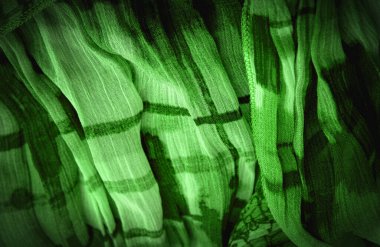 Arkaplan dokusu, dekoratif süs, koyu lacivert ipek kumaş, çiçek deseni, kıvrım, resif, dalgalı, dalgalı, dalgalı, küçük dalga veya kumaşın yüzeyinde bir dizi dalga,