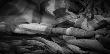 Arkaplan dokusu, siyah beyaz ipek kumaş, gümüş. Titanyum. Çiçek deseni, kıvrım, resif, dalgalanma, dalgalanma, kumaşın yüzeyinde küçük bir dalga ya da bir dizi dalga.,