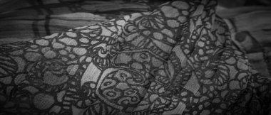 Arkaplan dokusu, siyah beyaz ipek kumaş, gümüş. Titanyum. Çiçek deseni, kıvrım, resif, dalgalanma, dalgalanma, kumaşın yüzeyinde küçük bir dalga ya da bir dizi dalga.,