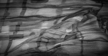 Arkaplan dokusu, siyah beyaz ipek kumaş, gümüş. Titanyum. Çiçek deseni, kıvrım, resif, dalgalanma, dalgalanma, kumaşın yüzeyinde küçük bir dalga ya da bir dizi dalga.,