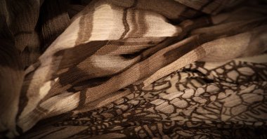 Arkaplan dokusu, dekoratif süs, kahverengi bej ipek kumaş, çiçek deseni, kıvrım, resif, dalgalanma, dalgalanma, küçük bir dalga ya da kumaşın yüzeyinde bir dizi dalga,