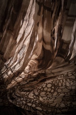 Arkaplan dokusu, dekoratif süs, kahverengi bej ipek kumaş, çiçek deseni, kıvrım, resif, dalgalanma, dalgalanma, küçük bir dalga ya da kumaşın yüzeyinde bir dizi dalga,