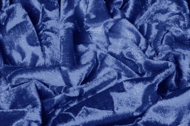 Mavi renkli Kadife kumaşın dokuma desenli kadife kumaşı lüksle eş anlamlıdır. Kadifenin en karakteristik özelliklerinden biri yumuşak tüylü yığını kadifeyi yumuşakça zengin kılar.