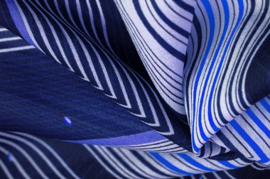 Doku deseni, koleksiyon, ipek kumaş, çizgili beyaz ve mor çizgili mavi arka plan, Meksika temalı, Meksika panço kostümlü