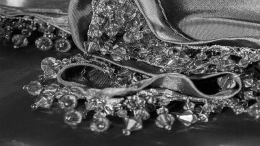 Kartpostal, arkaplan, doku, ipek kumaş beyazdan platin renge, cam boncuklar, boncuk dekoru, tasarım