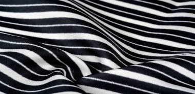 İpek çizgili kumaş. Siyah ve beyaz çizgiler. Bu güzel, süper yumuşak ipek karışımı orta kalınlıkta örülmüş kumaş tasarım projeleriniz için mükemmel. Lüks bir his için sırtına sürtünüyor.