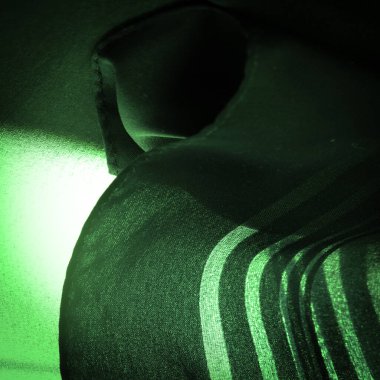 Arkaplan dokusu, dekoratif süs, gerekli ayrıntıları ekleyerek tasarımınızı düzgün veya doğru boyutta yapmak için süsleme çizgileri olan ipek yeşil kumaş