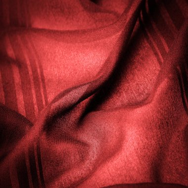 Arkaplan dokusu, dekoratif süs, gerekli detayları ekleyerek tasarımınızı düzgün veya doğru boyutta veya şekilde yapmak için süsleme çizgileri olan ipek kırmızı kumaş.