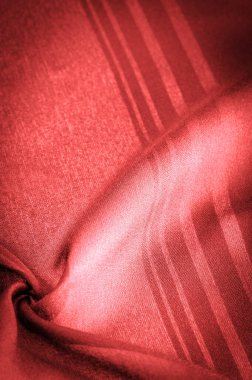 Arkaplan dokusu, dekoratif süs, gerekli detayları ekleyerek tasarımınızı düzgün veya doğru boyutta veya şekilde yapmak için süsleme çizgileri olan ipek kırmızı kumaş.