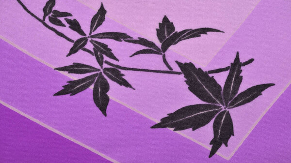 Текстура, фон, узор, открытка, шелковая ткань, синие, сиреневые блестящие тона, черные узоры с печатью, цветочный узор, изысканная ткань сделают ваш проект лучшим